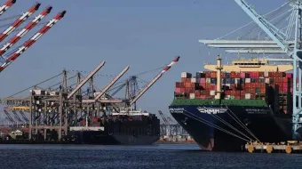 México negocia con EU para frenar arancel del 30% de Trump