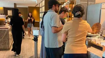 Polémica por viaje de Andy López Beltrán a Japón: fue captado en lujoso buffet del Hotel Okura en Tokio
