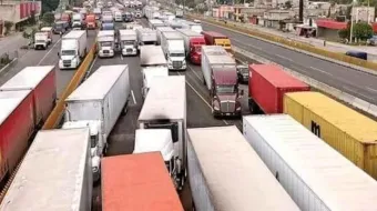 Protesta de transportistas paraliza autopista México-Puebla