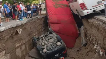 Socavón en Guadalajara traga vehículos y deja 4 heridos, entre ellos una bebé