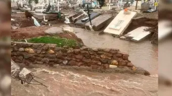Tormenta desborda arroyo en Chihuahua: arrastra tumbas, expone cuerpos y causa alarma en El Porvenir