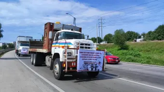 Transportistas bloquean autopistas y carreteras federales de Puebla