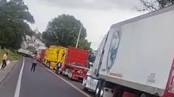 Transportistas cierran carreteras en Acatzingo y El Seco en protesta por inseguridad