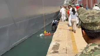 VIDEO. Bailarina cae al mar durante despedida del buque japonés en Acapulco; así fue rescatada