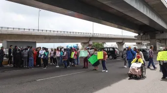 Bloqueos en la México-Puebla por crisis en servicios de hemodiálisis en hospitales públicos