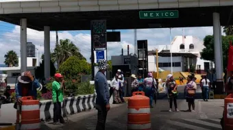 Bloqueos carreteros en la Sierra Negra, demandan servicios médicos y apoyos federales