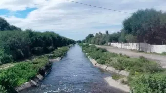Localizan a hombre sin vida en canal de riego en Tecamachalco; Fiscalía investiga