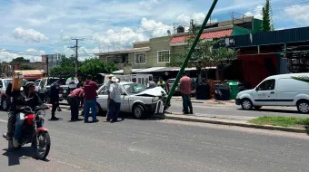 Accidente en Izúcar: conductor en estado de ebriedad choca contra poste de alumbrado