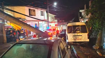 Ruta derribó poste de CFE que aplastó un auto en Xicotepec