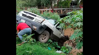 Evitan caída de camioneta al río Atoyac en Texmelucan; comerciantes y bomberos colaboran en el rescate