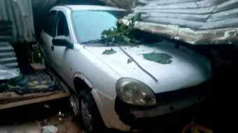Accidente en Cuaxinca, Huauchinango: vehículo cae sobre vivienda y deja dos personas lesionadas
