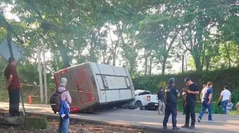Un muerto al volcar y chocar un autobús en la Sierra Norte