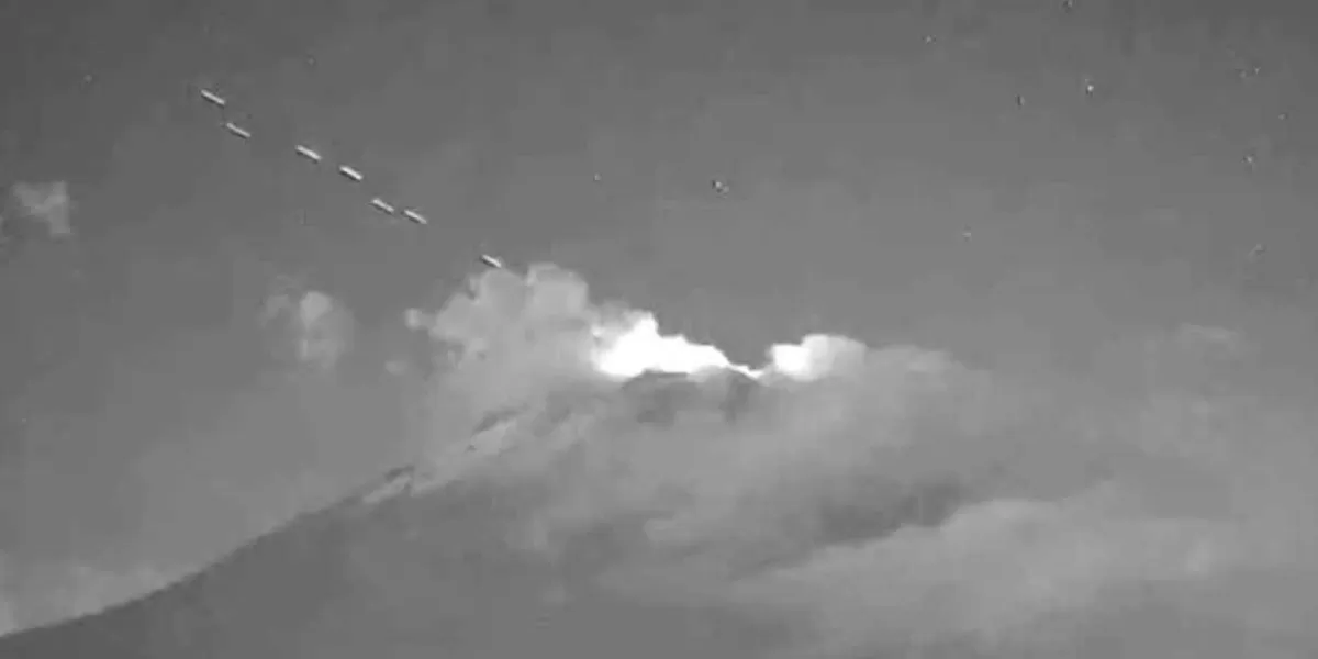 Causa polémica ráfaga de luces saliendo del volcán Popocatépetl; especulan si son OVNIS
