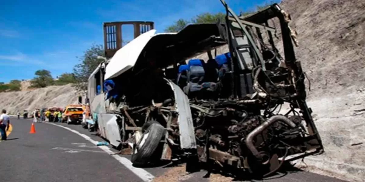 Reportan 18 migrantes muertos en accidente carretero en Puebla