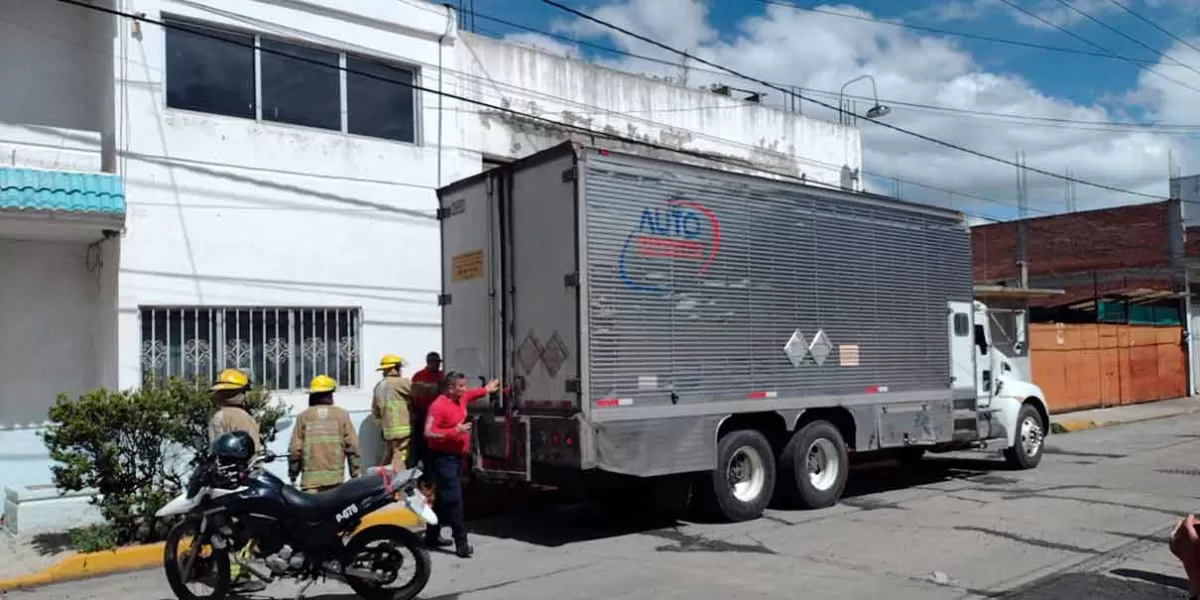 En Domingo Arenas, camión con químicos alerta a vecinos y causa movilización