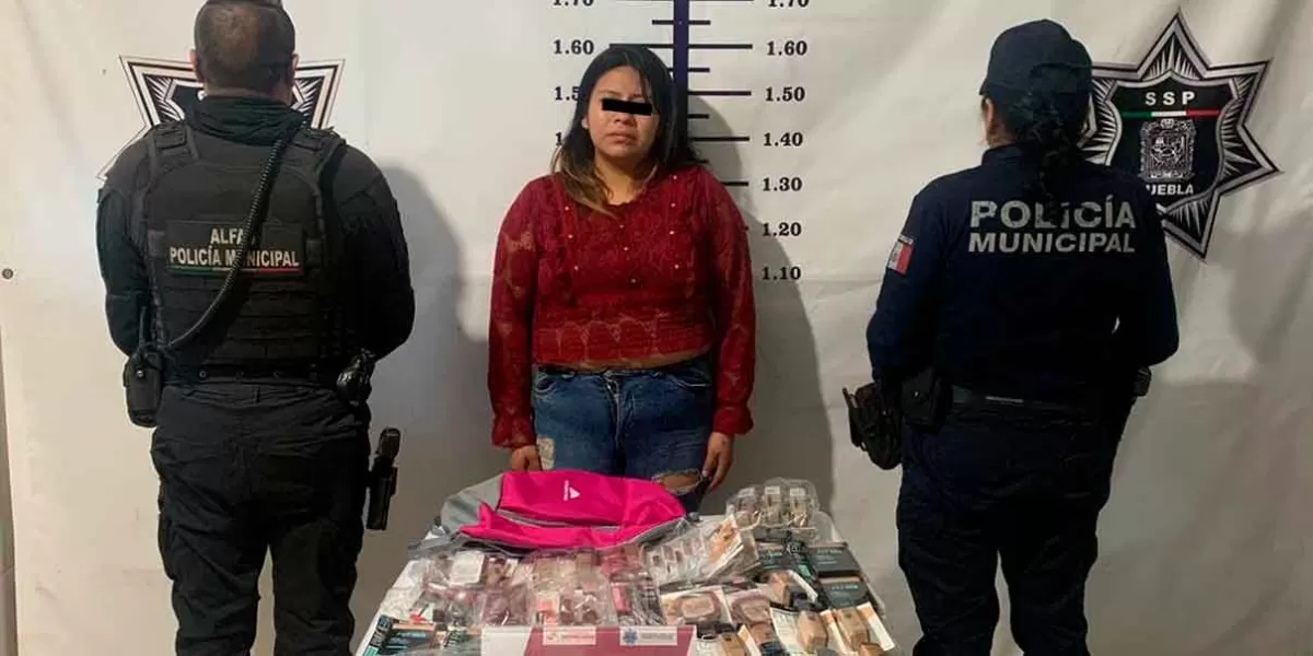 En Texmelucan, mujer es detenida por robar en tienda de autoservicio