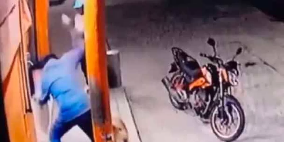 Sujeto golpea con una piedra al perro que le ladró cuando pasaba en su moto en Hidalgo