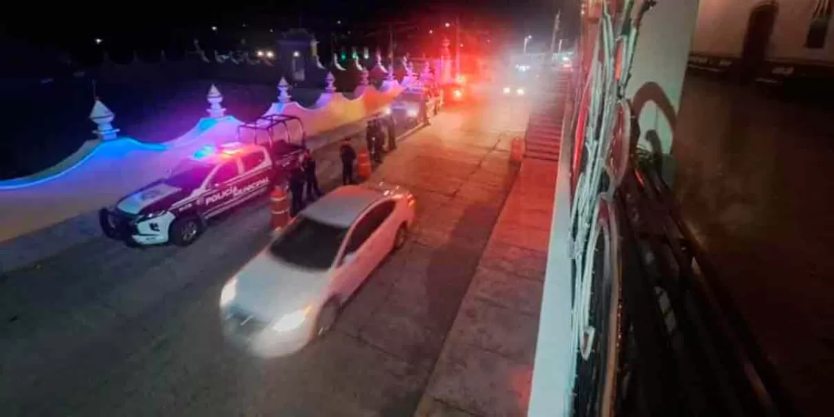 Delincuentes abandonaron dos autos robados en el centro de Chiautzingo