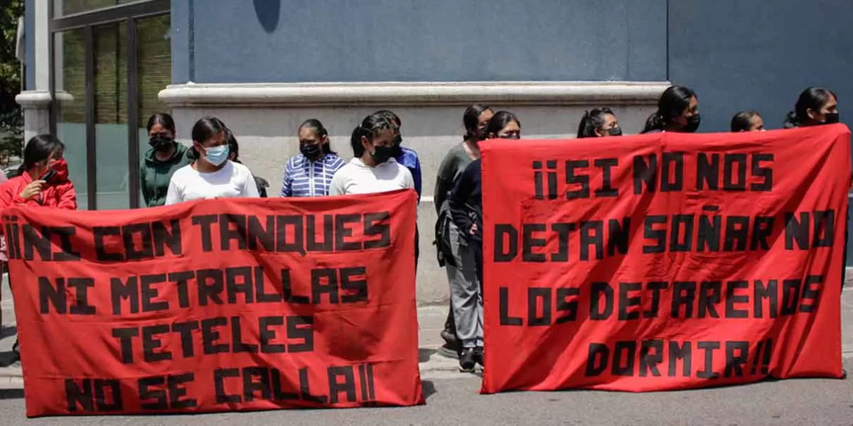Hartas de promesas incumplidas Normalistas de Teteles bloquearon Casa Aguayo 