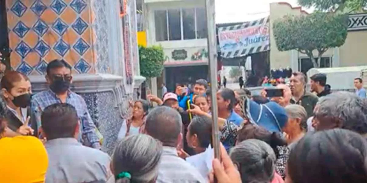 Comerciantes empadronados al mercado de Tehuacán exigen quitar a los tolerados