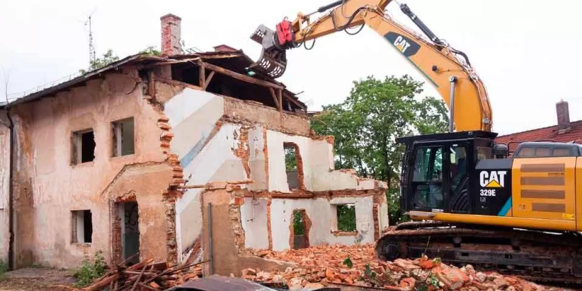Mujer se va de vacaciones y demolieron su casa por error