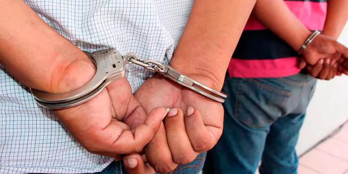 Tras realizar detonaciones en Tlalancaleca, dos sujetos fueron detenidos