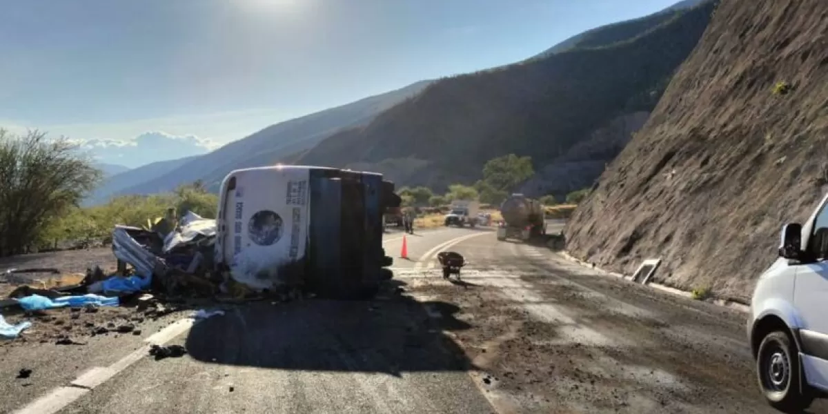 Camión de migrantes de Venezuela y Haití fallec3n en volcadura en Oaxaca