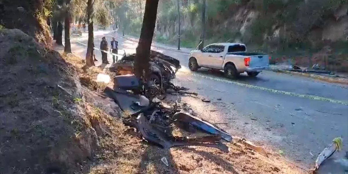 Conductor sobrevive de milagro después impactar su camioneta contra un árbol