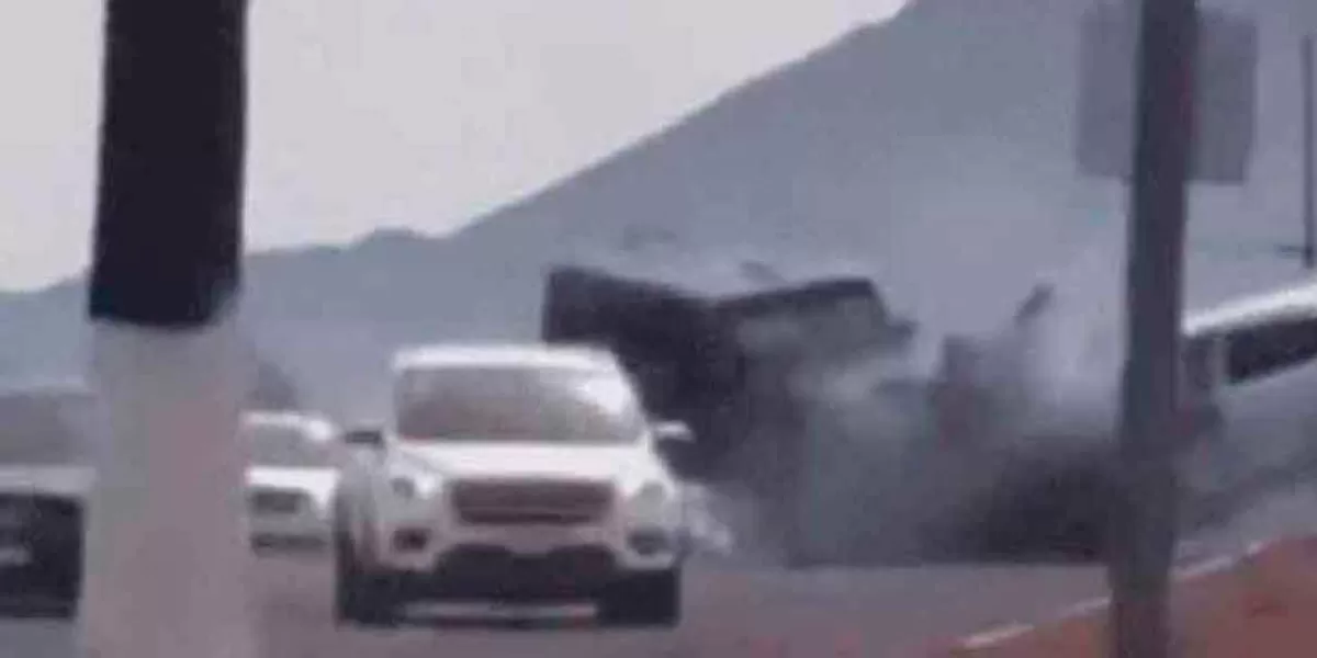 VIDEO. Conductor de camioneta saca del camino a vehículo y huye en la México-Laredo