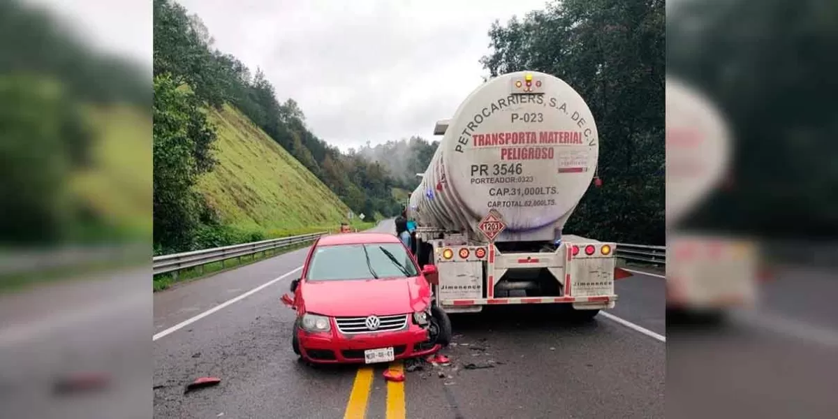 Se impactó Jetta contra camión en Huauchinango; sólo hubo daños materiales