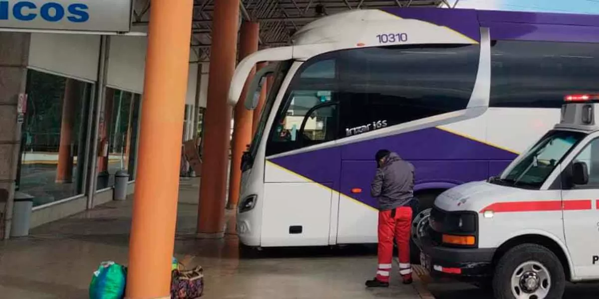 Mur1ó un hombre dentro de autobús al llegar a Huauchinango