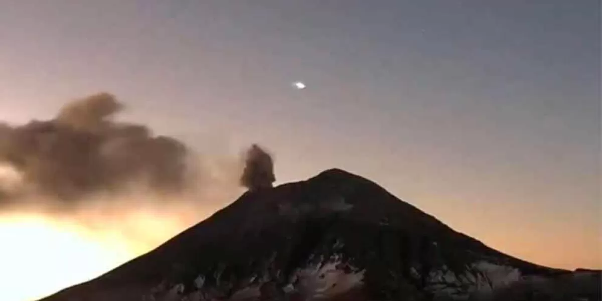 Aparece extraña luz arriba del volcán Popocatépetl