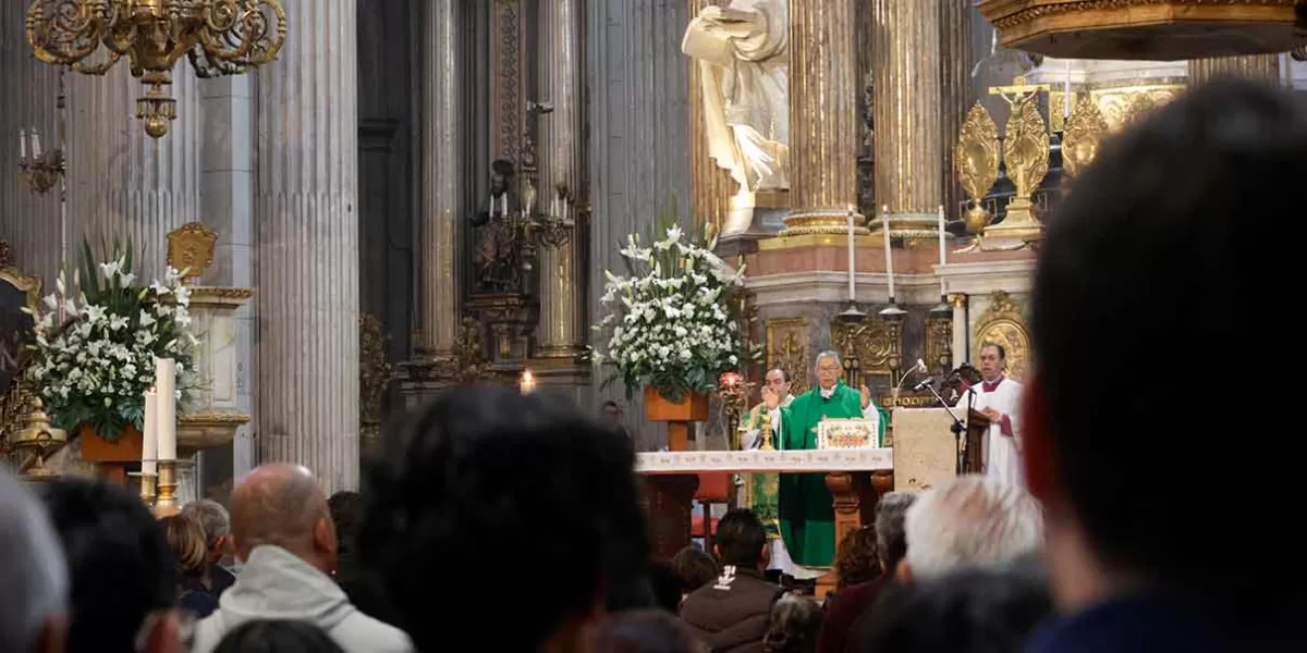 Tomás López oró por la recuperación del arzobispo de Puebla