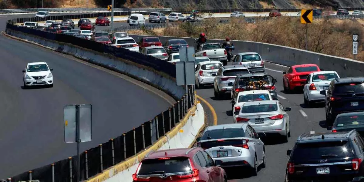 Colocan piedras sobre la autopista para robar en la México-Cuernavaca