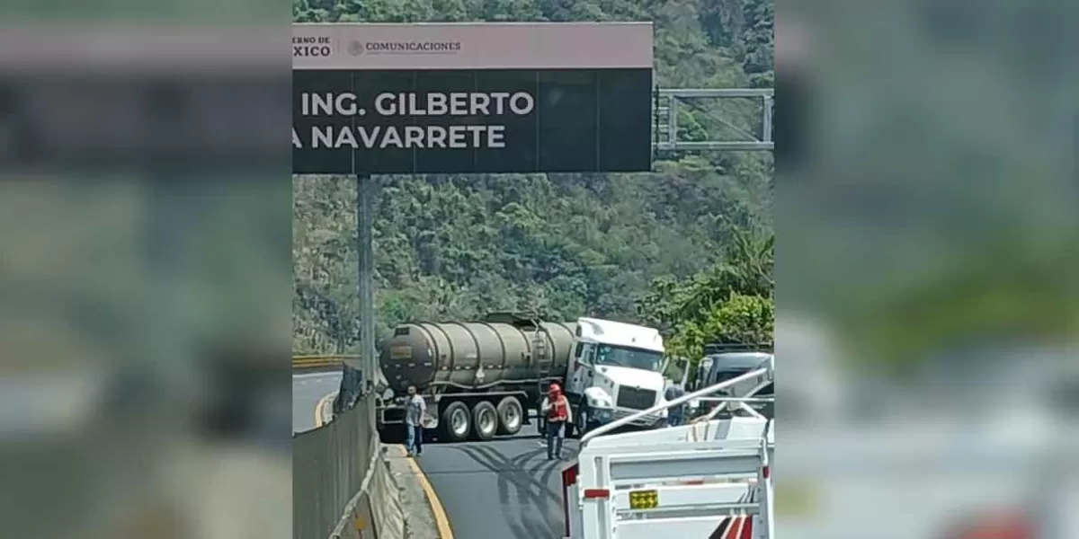Accidente bloqueó ambos carriles de la federal Pachuca-Tuxpan