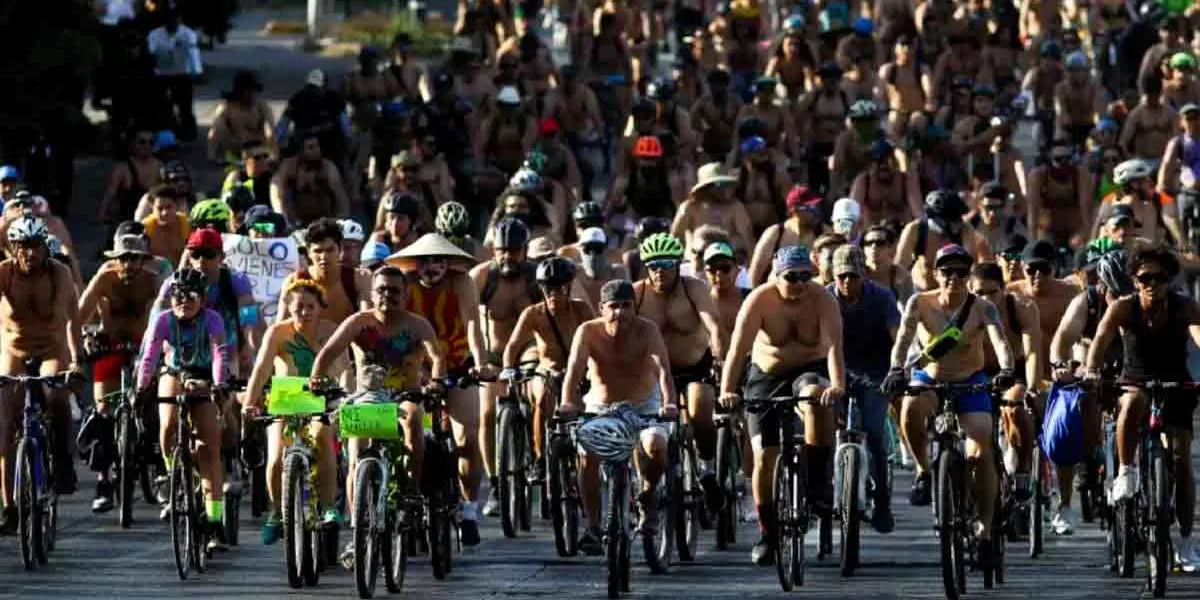 Cientos de personas pedalearon desnudos; exigen respeto y más información vial en Guadalajara
