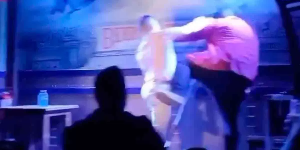 Comediante termina golpeado en escenario tras polémico comentario en X