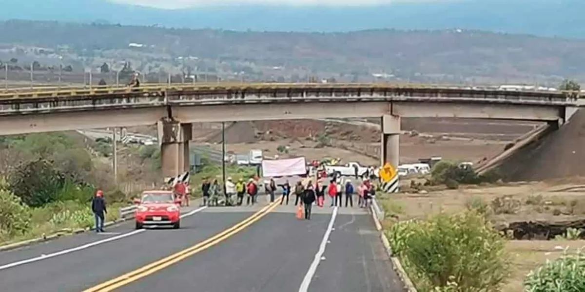 Pobladores cerraron autopista en la Sierra Norte; exigen pago por sus tierras