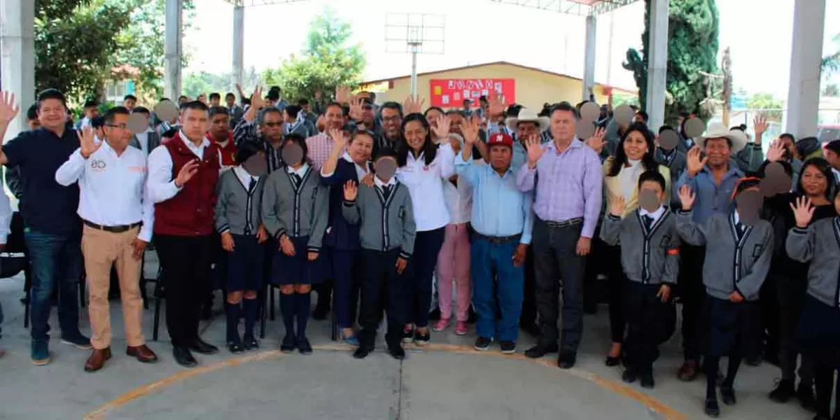 Ariadna Ayala entregó espacios educativos rehabilitados en tres primarias 