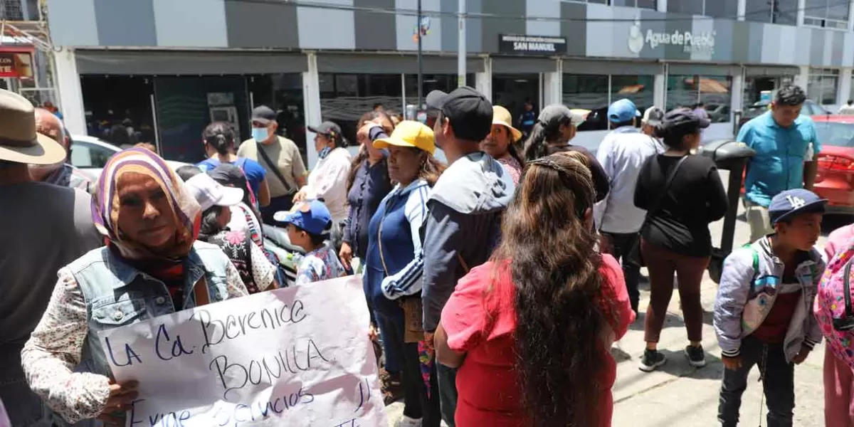 Antorchistas bloquean vialidades de San Manuel para exigir agua y drenaje