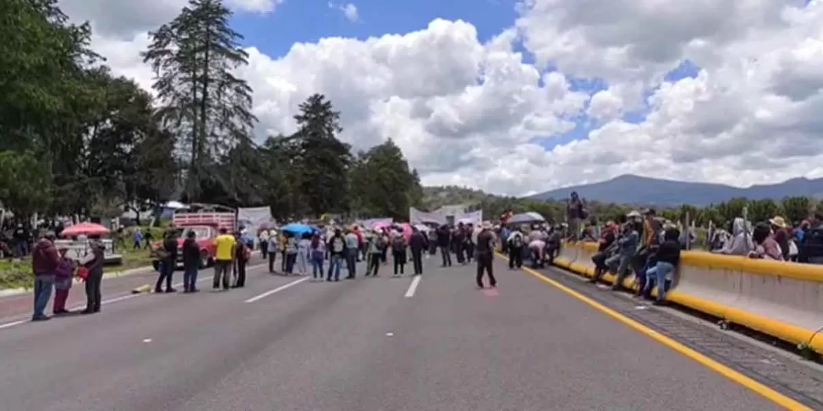 Cierran la autopista México-Puebla en Tlahuapan; ejidatarios exigen pago de tierras