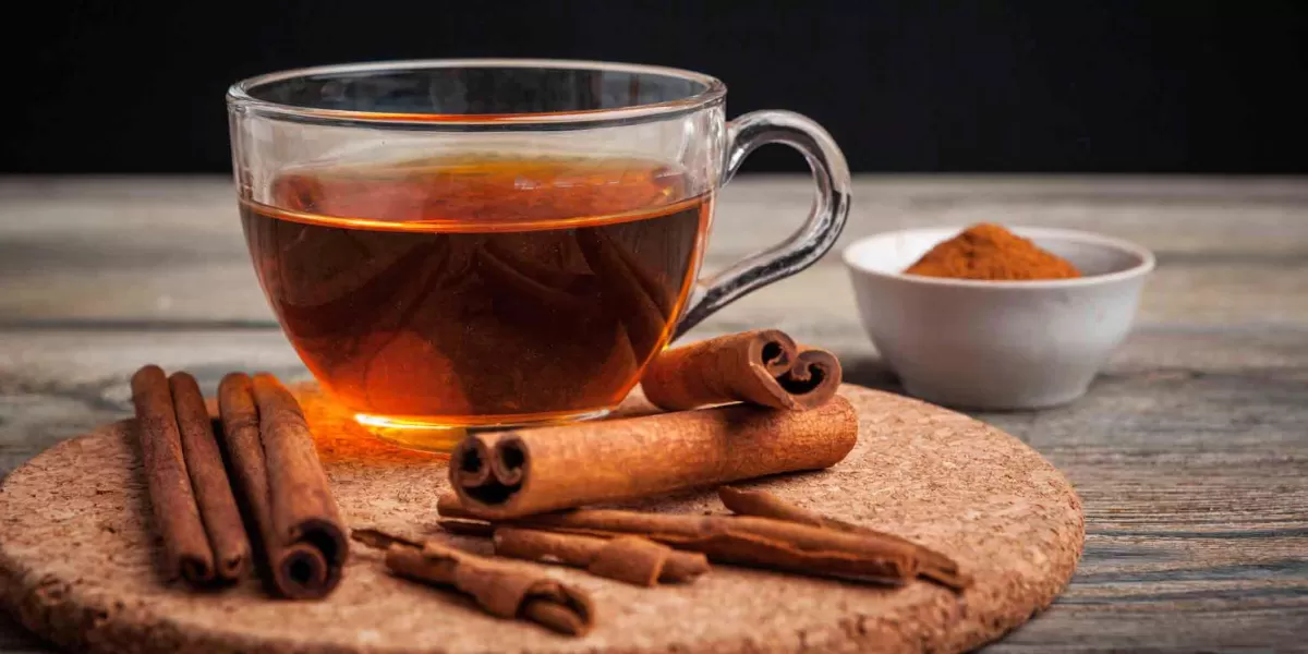 ¿Cuáles son los beneficios del té de canela y laurel en la noche?