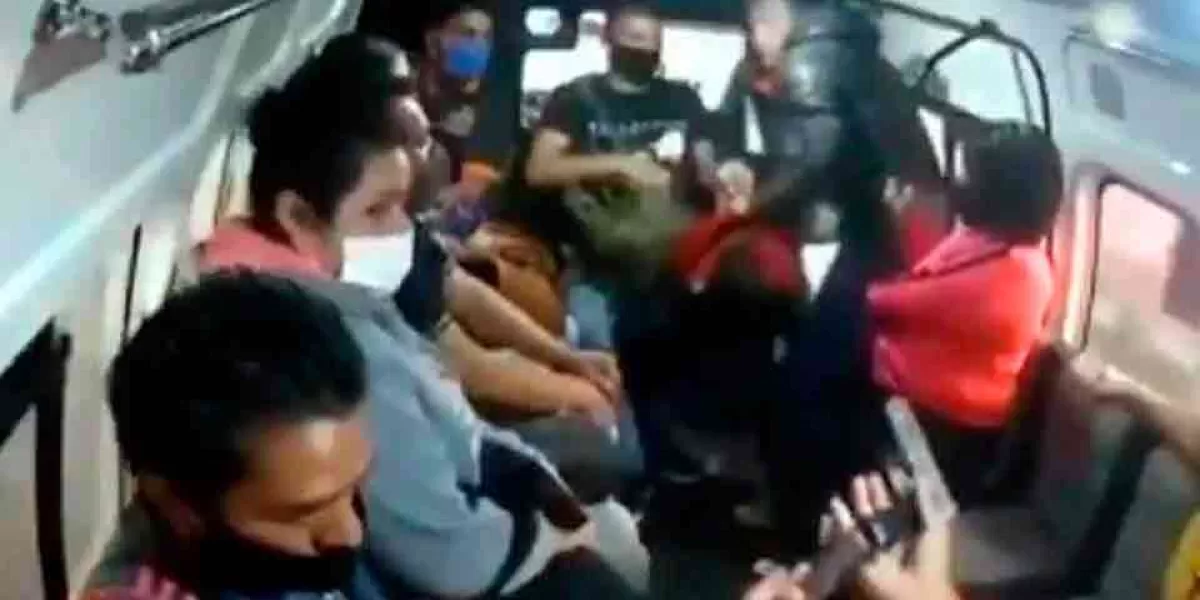 Detienen a asaltante que amenazó con "volar" la cara a pasajeros de transporte público en Naucalpan 
