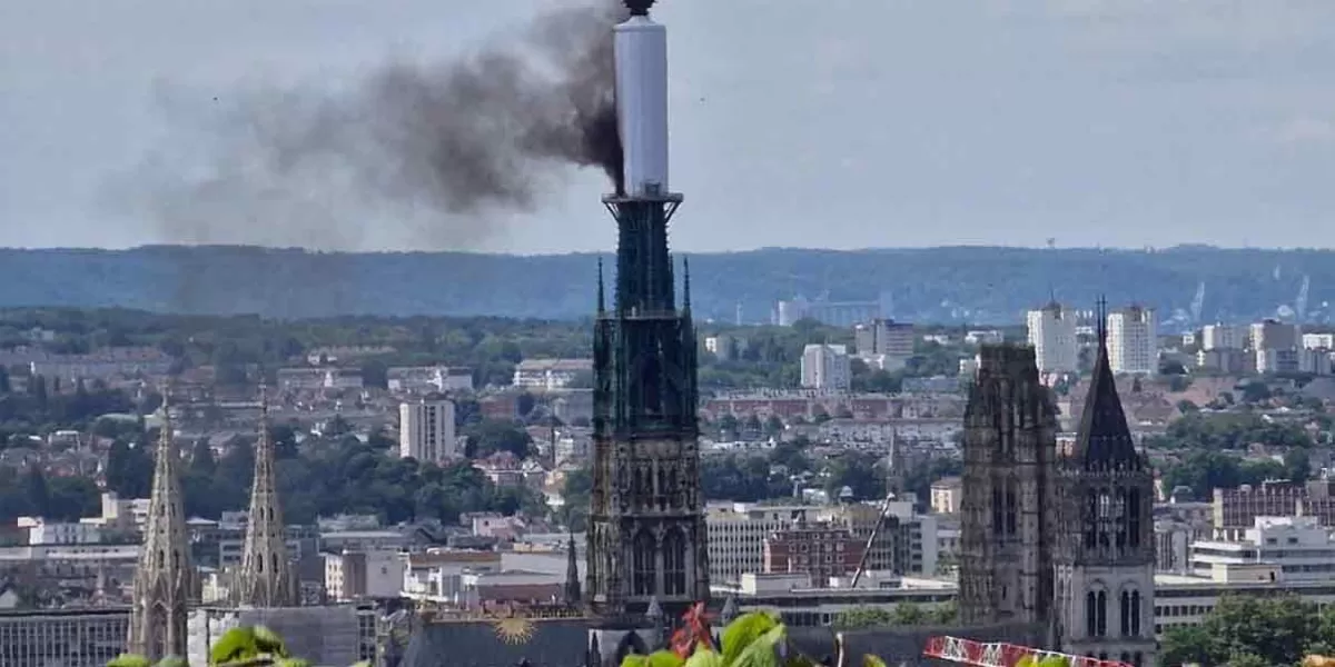 Se registra incendio en la torre de la catedral de Notre Dame en Rouen, Francia
