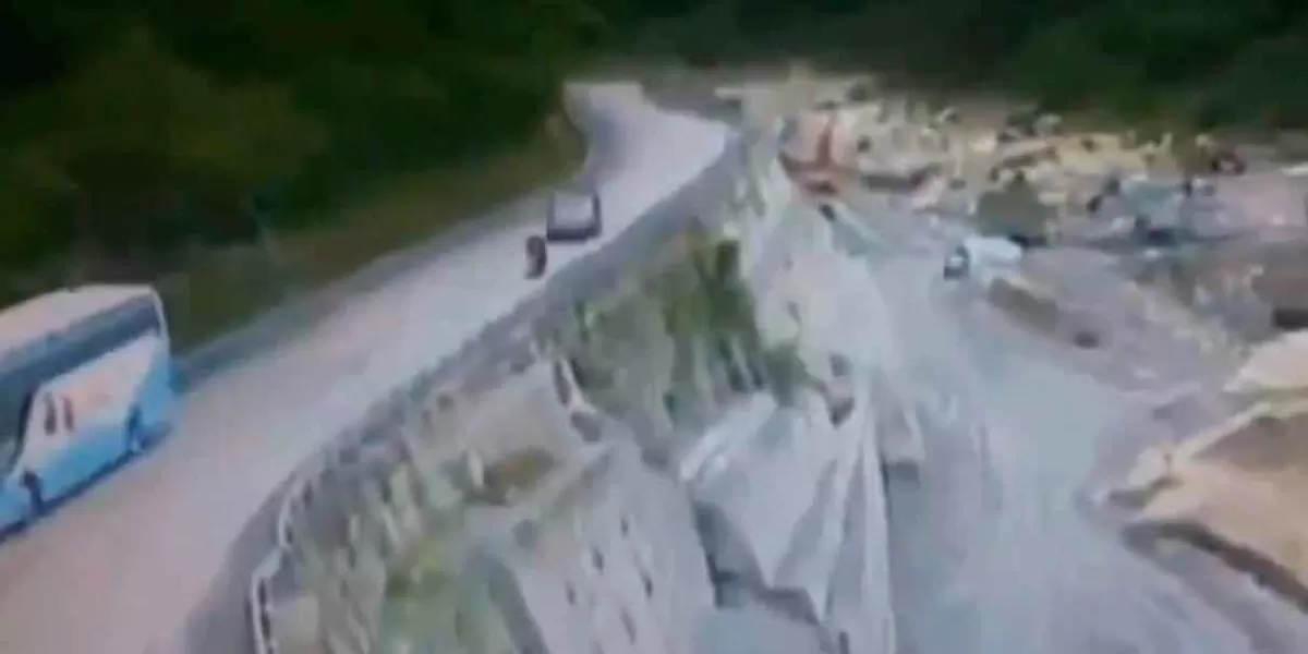 VIDEO. Motociclista cae a un barranco tras choque 