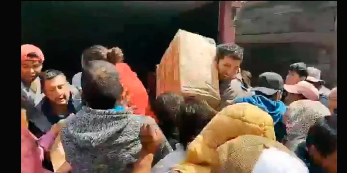 VIDEO. Tráiler vuelca y comenzó la rapiña de mercancía sin importar los heridos 