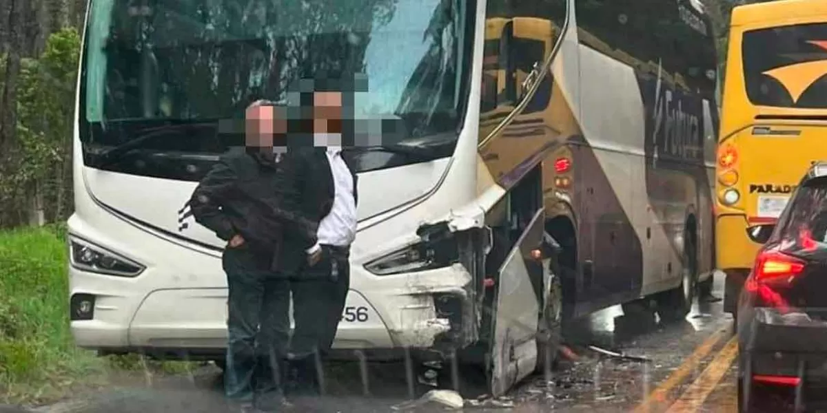Dos heridos tras encontronazo entre autobús y auto en Zacatlán 
