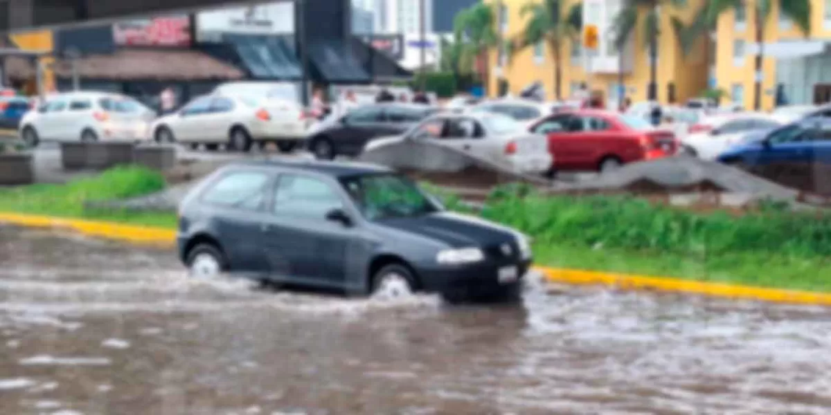 Lluvias y granizo desatan caos vial en Puebla; vuelca autobús en zona de Estadios