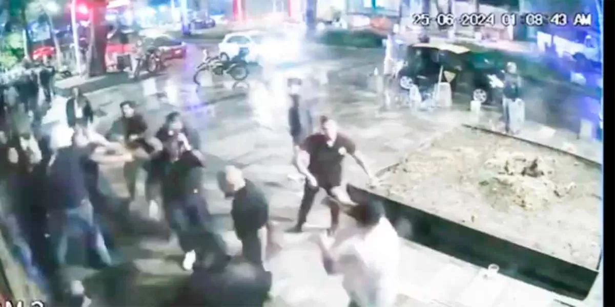 VIDEO. Evidencian agresión de cadeneros a cliente en bar de Puebla