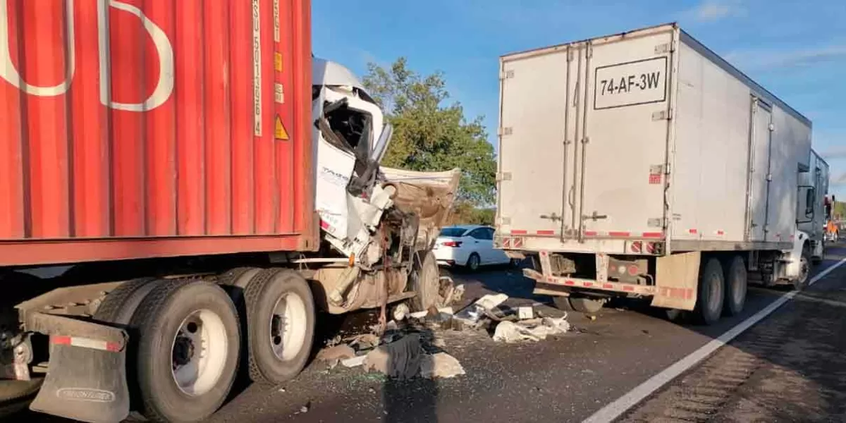 Tráiler contra camión en la autopista México-Puebla, hubo un herido